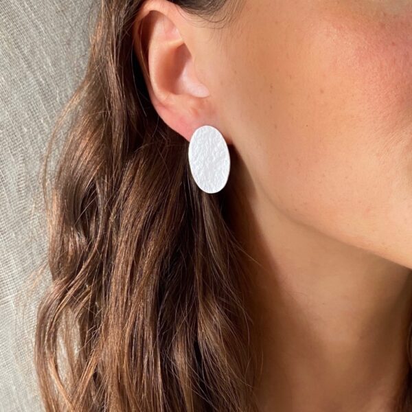Earrings small flat oval silver - ROSANNA DE LA RIVA - Image 2
