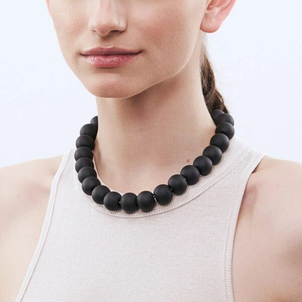 Small beads necklace short matt black - VANESSA BARONI - Image 2