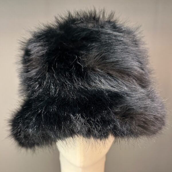 Faux fur bucket hat black - IRMAS HUS