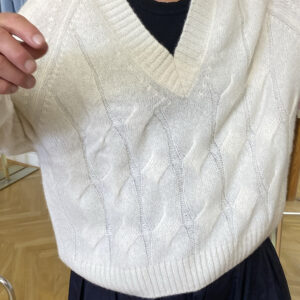 Cable knit V-neck sweater off white - ALLUDE